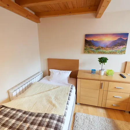 Lux Privatni 411 U Sklopu Vucko Τζαχορίνα