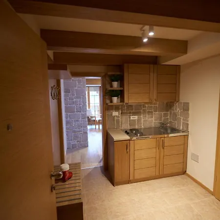 Lux Privatni 411 U Sklopu Vucko