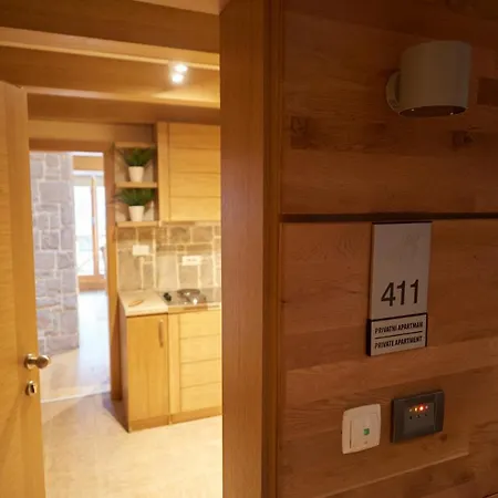 Lux Privatni 411 U Sklopu Vucko * Τζαχορίνα