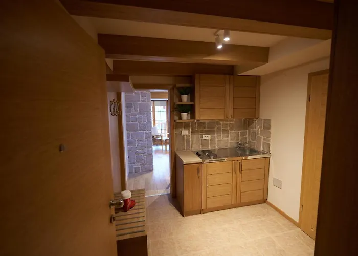 Lux Privatni 411 U Sklopu Vucko